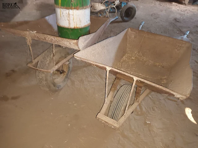 Lot 151 - kruiwagens en olieton - afbeelding 3 van  4