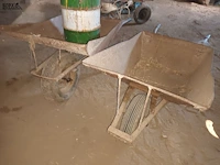 Lot 151 - kruiwagens en olieton - afbeelding 3 van  4