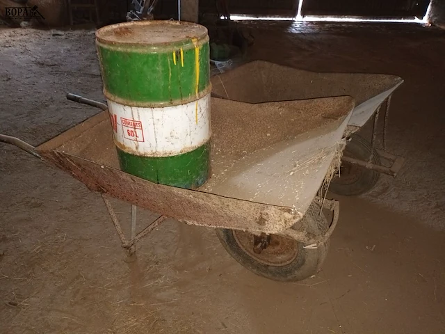 Lot 151 - kruiwagens en olieton - afbeelding 4 van  4