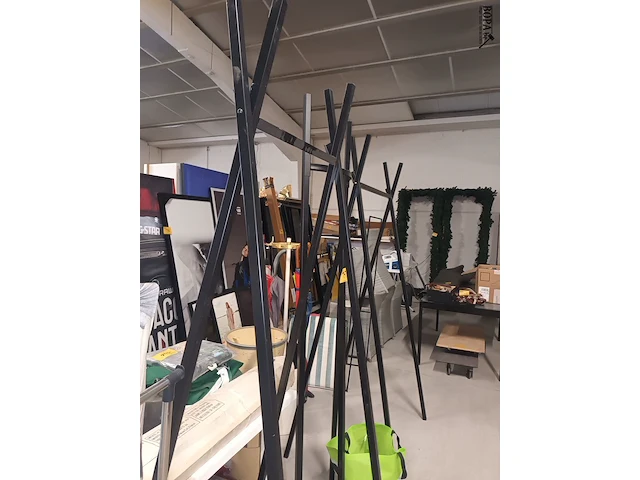 Lot 151 - metalen kledingrekken. 3 stuks - afbeelding 3 van  6