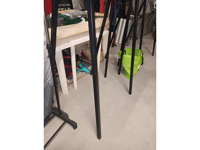 Lot 151 - metalen kledingrekken. 3 stuks - afbeelding 4 van  6