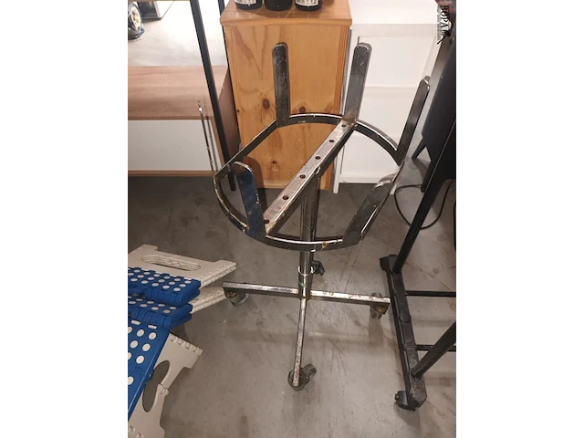 Lot 151 - mobiel statief voor emmers - afbeelding 2 van  3