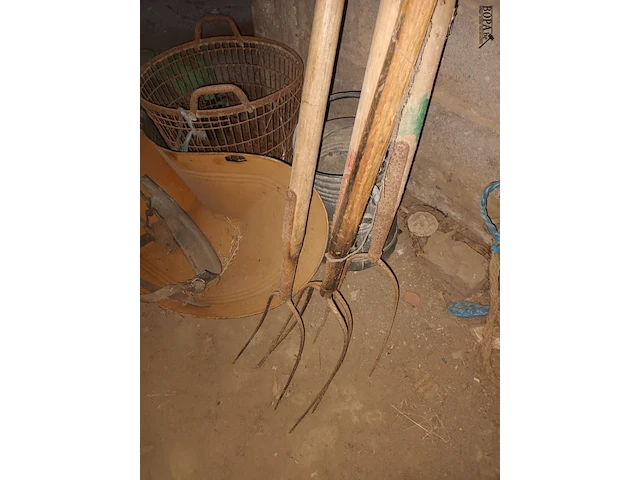 Lot 152 - landbouw gereedschap. 8 stuks - afbeelding 2 van  4