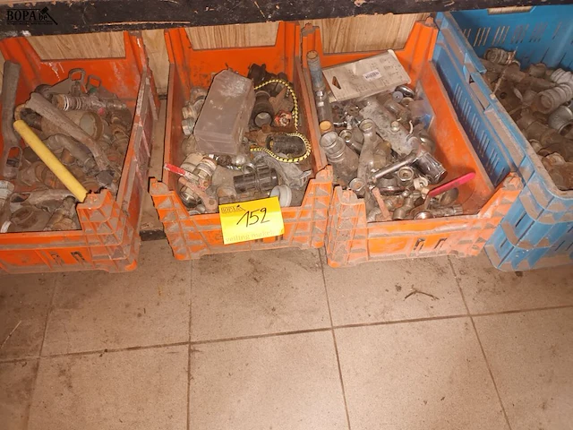 Lot 152 - metalen koppelstukken - afbeelding 1 van  3