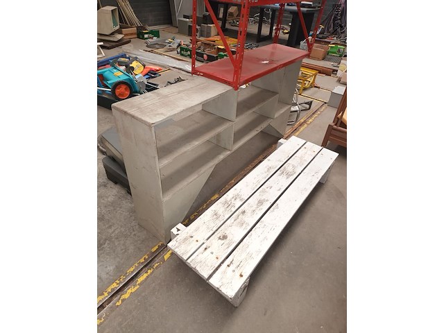 Lot 152 - rekken en bankje - afbeelding 2 van  3