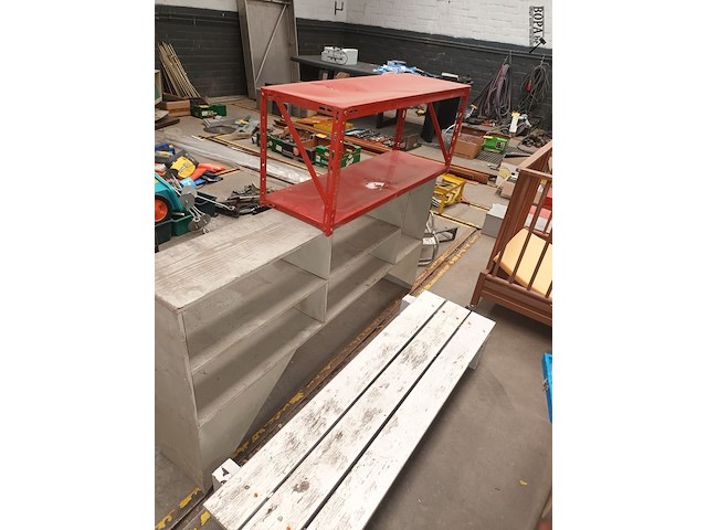 Lot 152 - rekken en bankje - afbeelding 3 van  3
