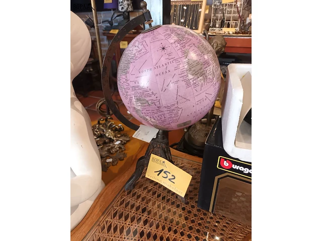 Lot 152 - roze wereldbol - afbeelding 1 van  4