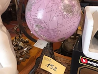 Lot 152 - roze wereldbol - afbeelding 1 van  4