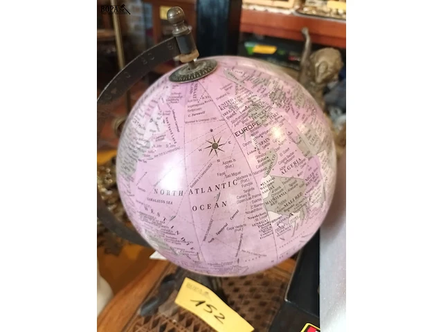 Lot 152 - roze wereldbol - afbeelding 2 van  4