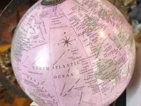 Lot 152 - roze wereldbol - afbeelding 2 van  4