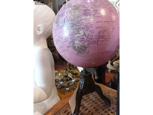 Lot 152 - roze wereldbol - afbeelding 4 van  4