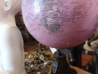 Lot 152 - roze wereldbol - afbeelding 4 van  4