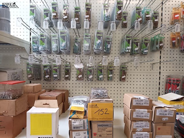 Lot 152 - schroeven en revetten. 210 stuks - afbeelding 1 van  8