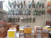 Lot 152 - schroeven en revetten. 210 stuks - afbeelding 1 van  8