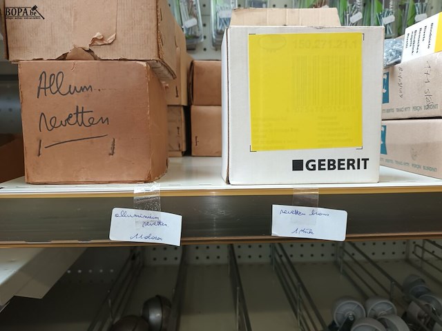 Lot 152 - schroeven en revetten. 210 stuks - afbeelding 6 van  8