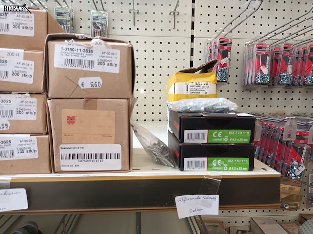 Lot 152 - schroeven en revetten. 210 stuks - afbeelding 8 van  8