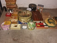 Lot 153 - blikken dozen en sigarenkistjes. 30 stuks - afbeelding 1 van  5