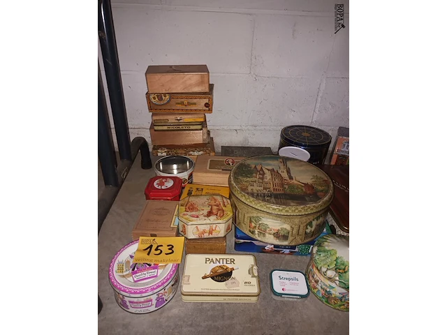 Lot 153 - blikken dozen en sigarenkistjes. 30 stuks - afbeelding 2 van  5