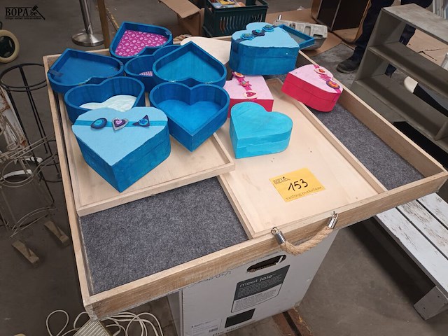 Lot 153 - dienbladen en doosjes - afbeelding 1 van  3