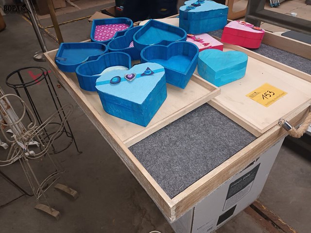 Lot 153 - dienbladen en doosjes - afbeelding 2 van  3