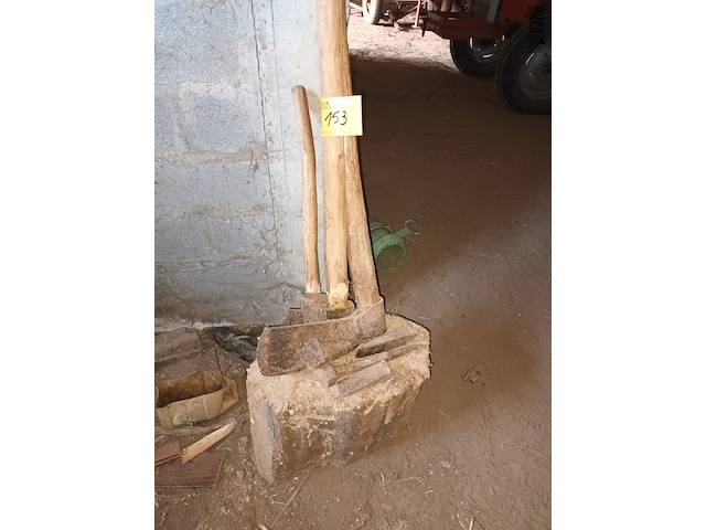 Lot 153 - kapblok, klievers en bijlen. 8 stuks - afbeelding 1 van  3