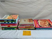Lot 153 - lot kookboeken, wereldkeuken en andere - afbeelding 1 van  4