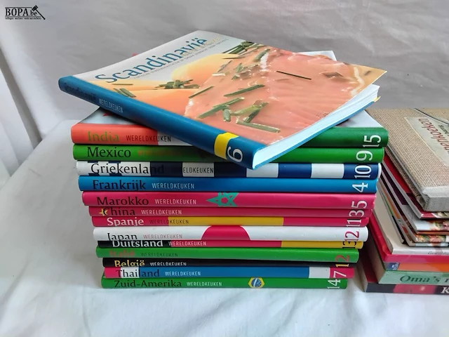 Lot 153 - lot kookboeken, wereldkeuken en andere - afbeelding 2 van  4