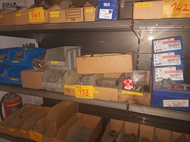 Lot 153 - truck en trailer onderdelen - afbeelding 1 van  6