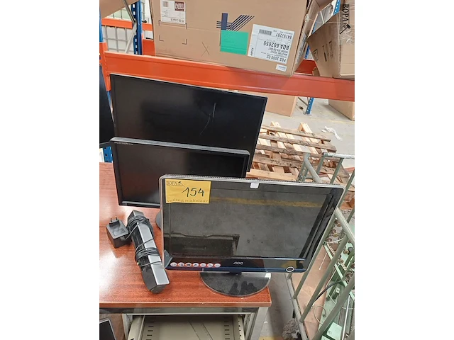Lot 154 - computerscherm. 3 stuks en dell soundbar (h) - afbeelding 1 van  9