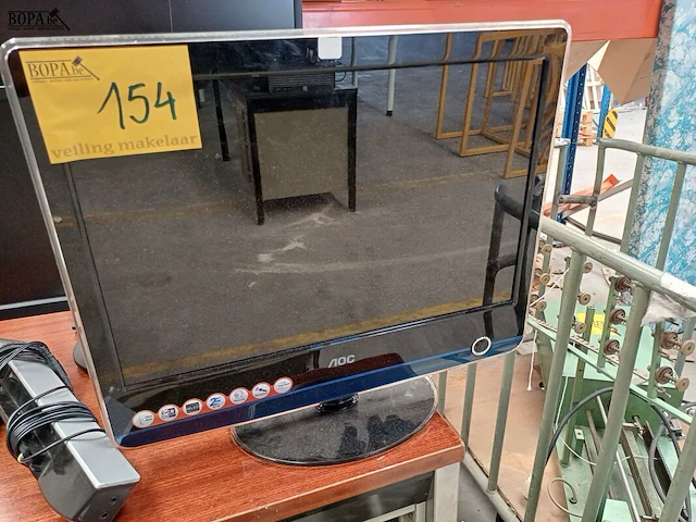 Lot 154 - computerscherm. 3 stuks en dell soundbar (h) - afbeelding 2 van  9