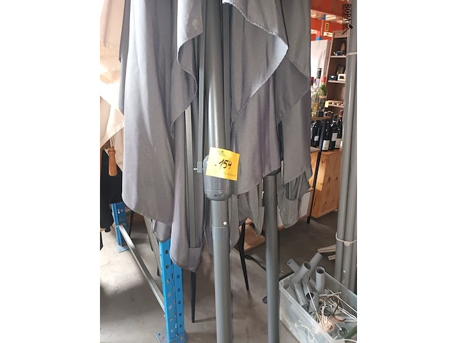 Lot 154 - grijze parasol. 2 stuks - afbeelding 1 van  3