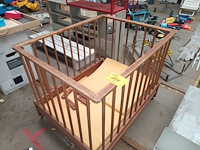 Lot 154 - houten kinderpark - afbeelding 1 van  3