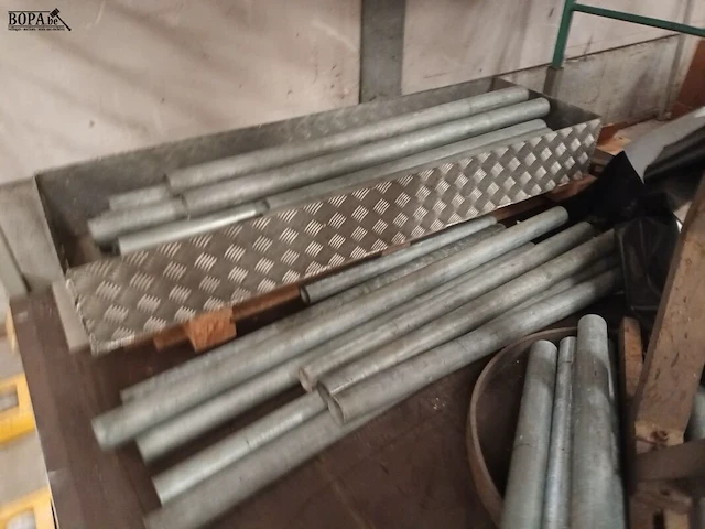 Lot 154 - onderdelen voor stapelrekken - afbeelding 2 van  3