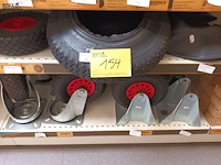 Lot 154 - wielen en banden voor kruiwagen. 16 stuks - afbeelding 1 van  6