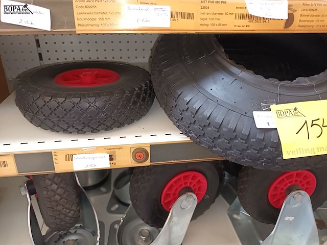 Lot 154 - wielen en banden voor kruiwagen. 16 stuks - afbeelding 2 van  6