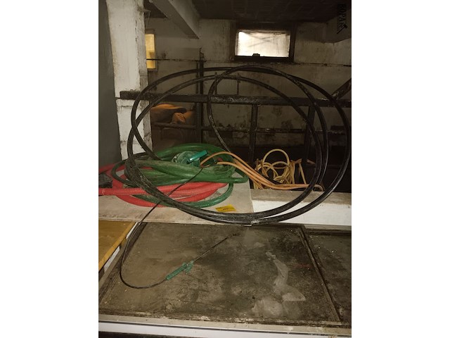 Lot 155 - waterslangen en wachtbuis - afbeelding 1 van  3