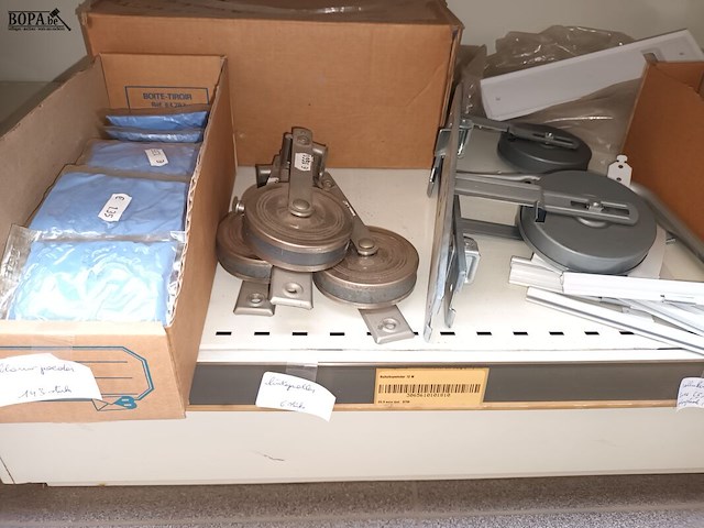 Lot 156 - bevestigingsmateriaal voor gordijnen - afbeelding 2 van  10