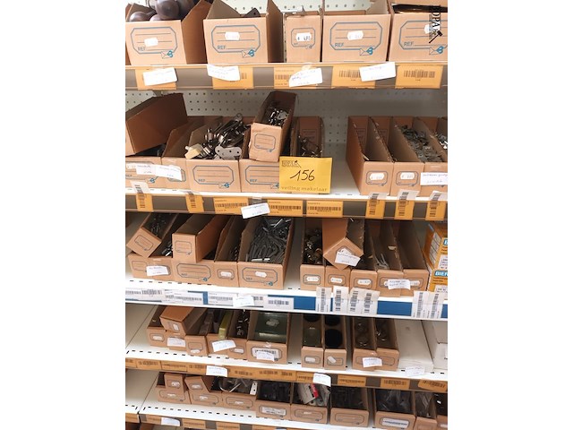 Lot 156 - bevestigingsmateriaal voor gordijnen - afbeelding 1 van  10