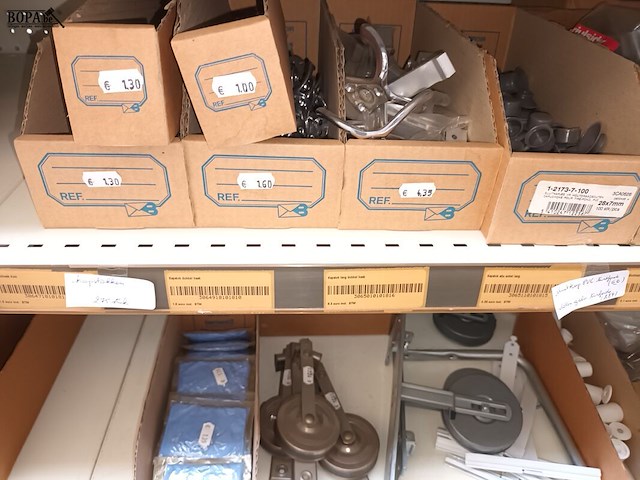 Lot 156 - bevestigingsmateriaal voor gordijnen - afbeelding 8 van  10