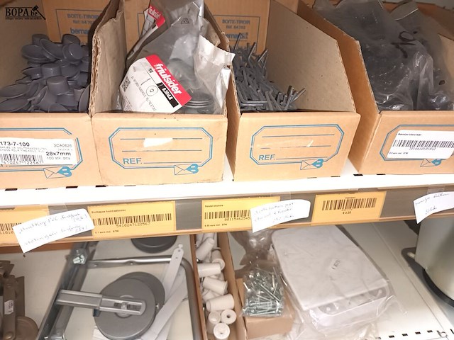 Lot 156 - bevestigingsmateriaal voor gordijnen - afbeelding 9 van  10