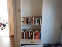 Lot 156 - boekenkast met inhoud