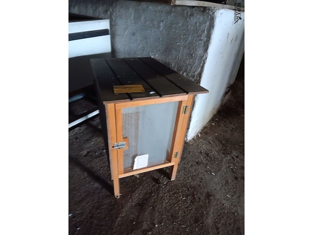 Lot 156 - dierenhok - afbeelding 1 van  2