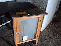 Lot 156 - dierenhok - afbeelding 1 van  2