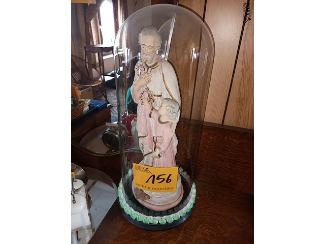 Lot 156 - glazen stolp - afbeelding 1 van  2