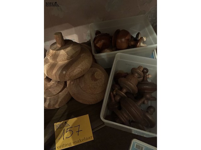 Lot 157 - gedraaide houten blokken/toppen - afbeelding 1 van  4