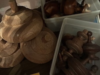 Lot 157 - gedraaide houten blokken/toppen - afbeelding 1 van  4