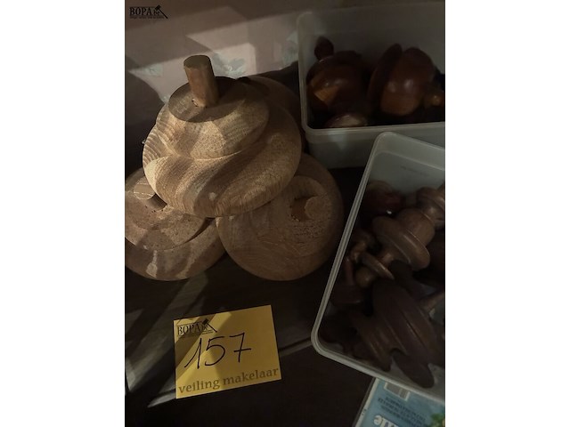 Lot 157 - gedraaide houten blokken/toppen - afbeelding 2 van  4