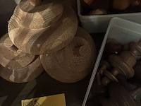 Lot 157 - gedraaide houten blokken/toppen - afbeelding 2 van  4