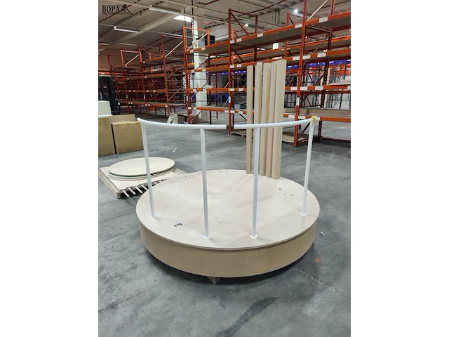 Lot 157 - houten presentatiepodium - afbeelding 1 van  6