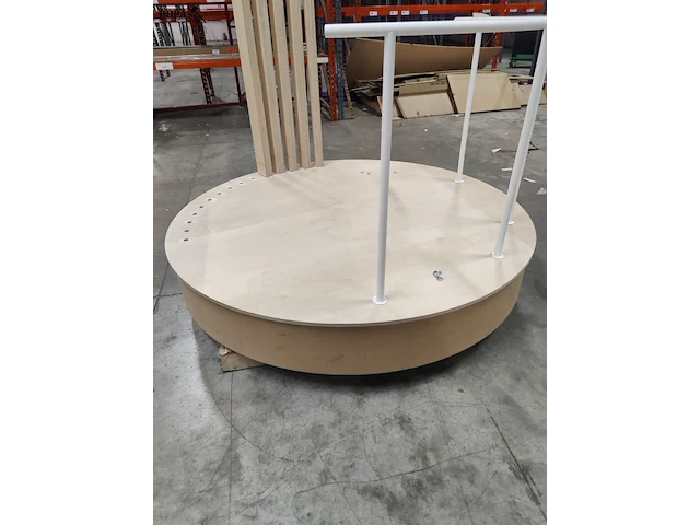 Lot 157 - houten presentatiepodium - afbeelding 2 van  6